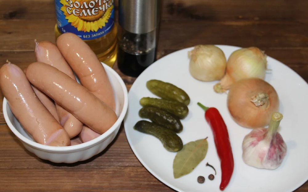Ингредиенты для приготовления утопенцев Сардельки, лук, огурцы, перец