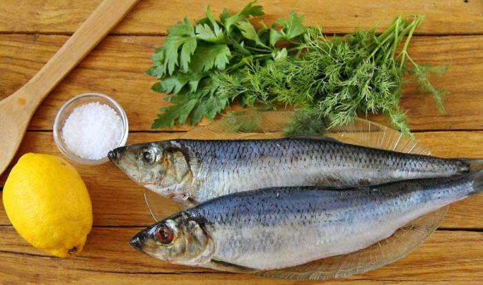 Ингредиенты для приготовления селёдки на мангале Селёдка, лимон, зелень и специи