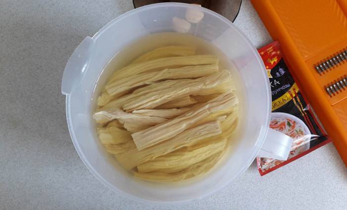 Вымоченная соевая спаржа Соевая спаржа в воде