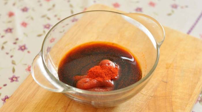 Смешивание соевого соуса с кетчупом и мёдом Соевый соус и кетчуп