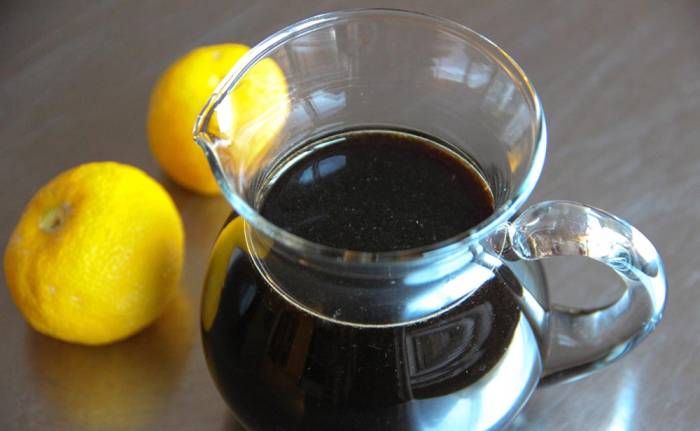 Соевый соус и лимоны для приготовления маринада Соевый соус и лимоны для сердечек