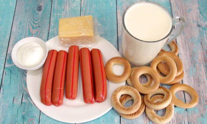 Ингредиенты для приготовления сосисок в сушках Сосиски, сушки, сыр, молоко