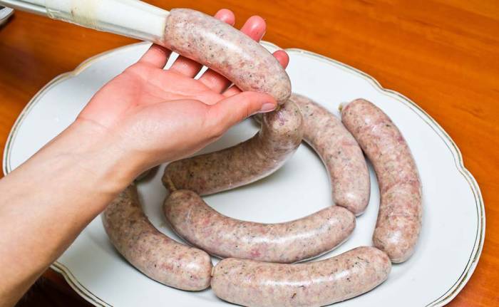 Наполнение кишки фаршем Сосиски в кишке