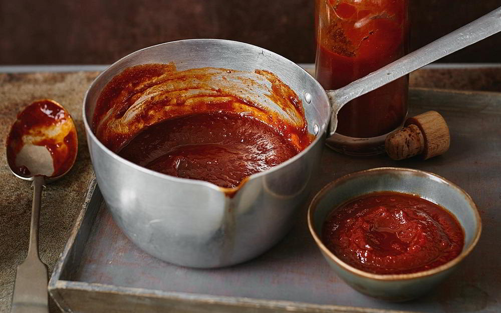 Домашний соус BBQ Соус BBQ на столе