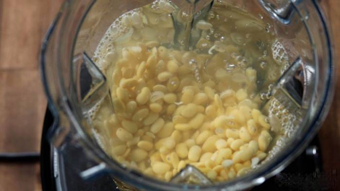 Промывание сои в холодной воде Соя в воде