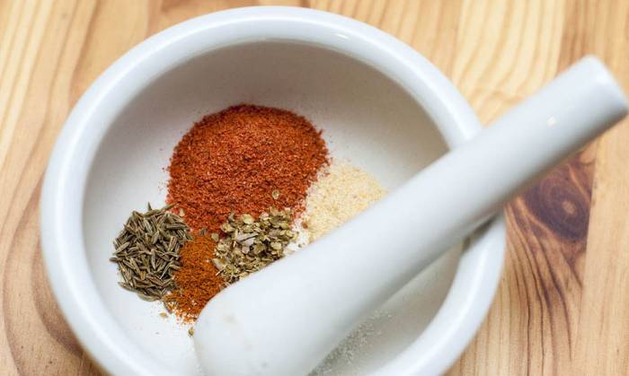 Измельчение специй в ступке Специи для грузинской шаурмы