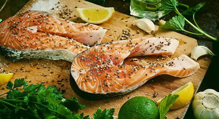 Натёртые специями стейки сёмги Стейки и специи