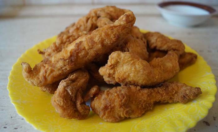 Приготовленные на сковороде стрипсы Стрипсы со сковороды