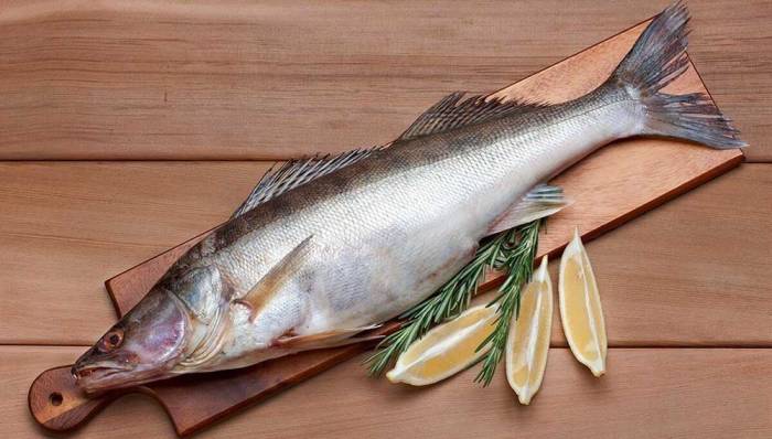 Свежая тушка судака Судак для шашлыка