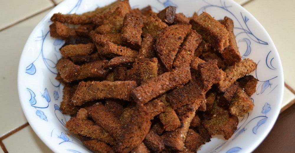 Чесночные сухарики для салата с фасолью и колбасой Сухарики для салата с фасолью и колбасой