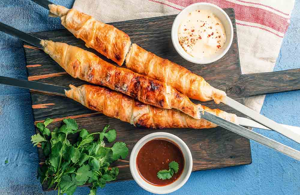 Хачапури с сыром сулугуни на шампурах Сулугуни на шампурах