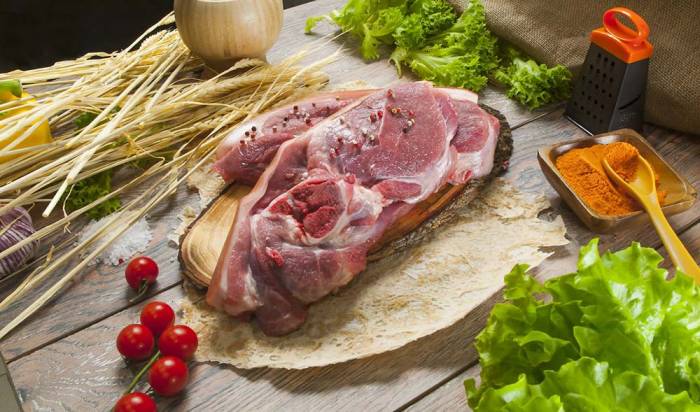 Свиная лопатка для приготовления шашлыка на мангале Свиная лопатка для шашлыка