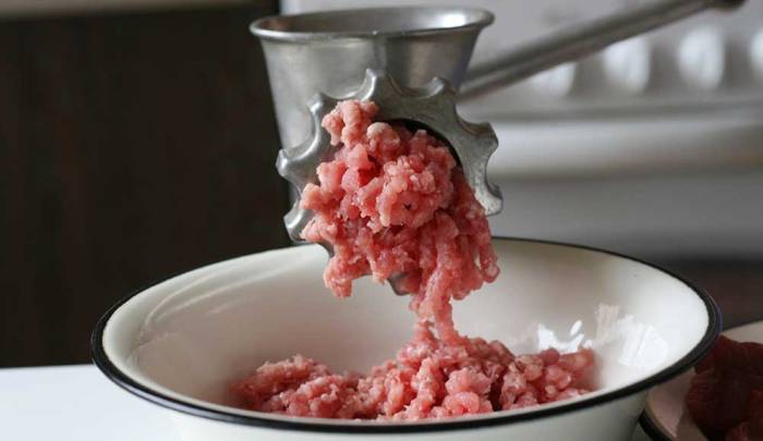 Перекручивание свинины через мясорубку Свинина через мясорубку