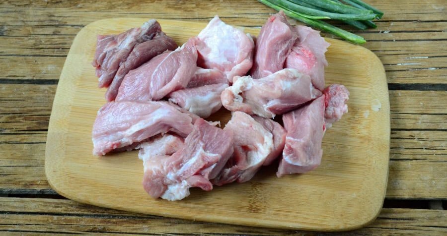 Нарезанная на кусочки свинина Свинина для шашлыка в банке