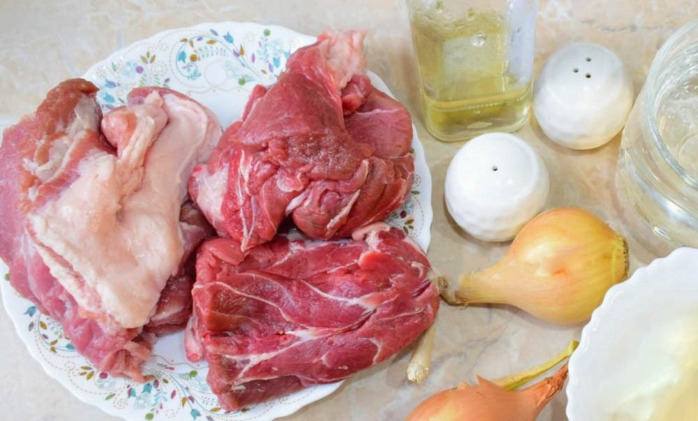 Ингредиенты для приготовления люля-кебаба из свинины и говядины Свинина, говядина, лук и специи