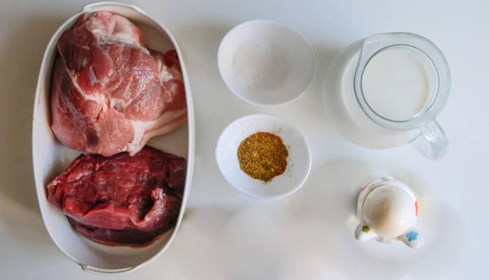 Ингредиенты для приготовления сливочных сосисок Свинина и говядина
