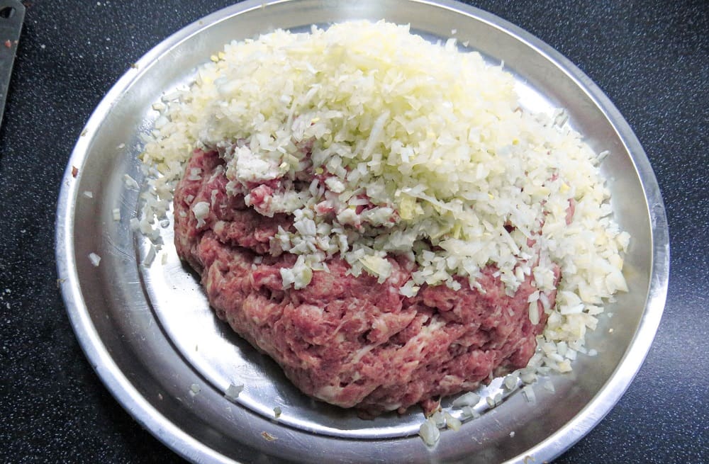 Добавление лука в фарш из свинины Свинина и лук