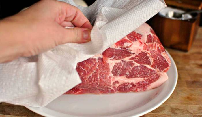 Обсушивание свиной шеи бумажным полотенцем Свинина и салфетка