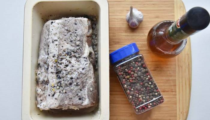 Заливание свиного карбонада уксусом Свинина и уксус