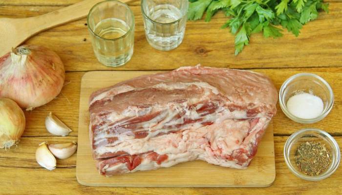 Ингредиенты для приготовления шашлыка из свиной лопатки по классическому рецепту Свинина, лук, чеснок и специи