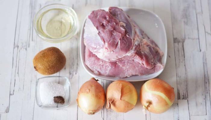 Ингредиенты для приготовления шашлыка в маринаде с киви Свинина, лук и киви