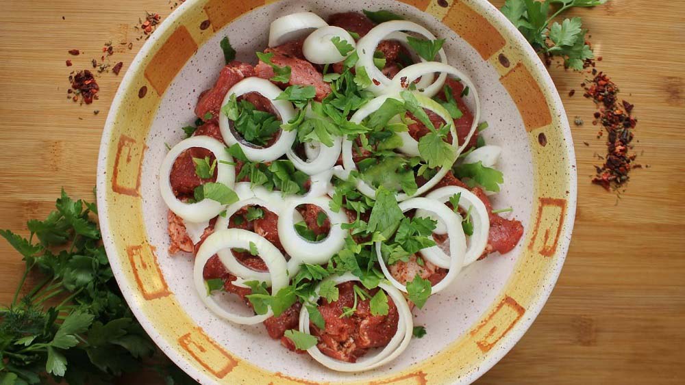 Приготовление маринада из кефира с луком Свинина, лук и специи