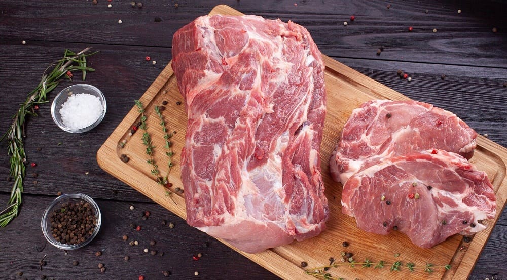 Ингредиенты для приготовления сарделек по ГОСТу Свинина, перец и соль