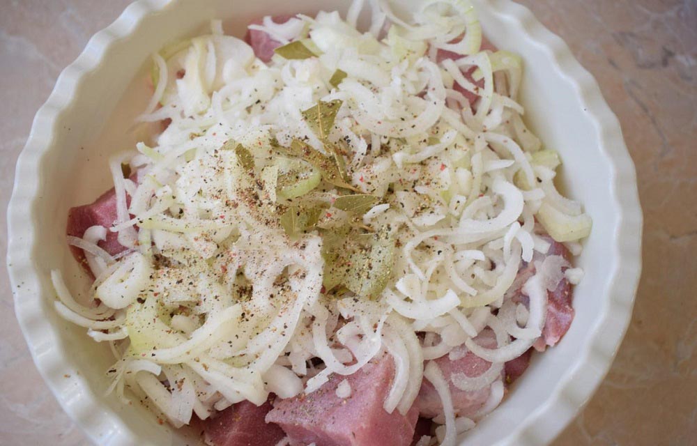 Добавление лука со специями к свинине в лимонном соке Свинина с лимоном и луком