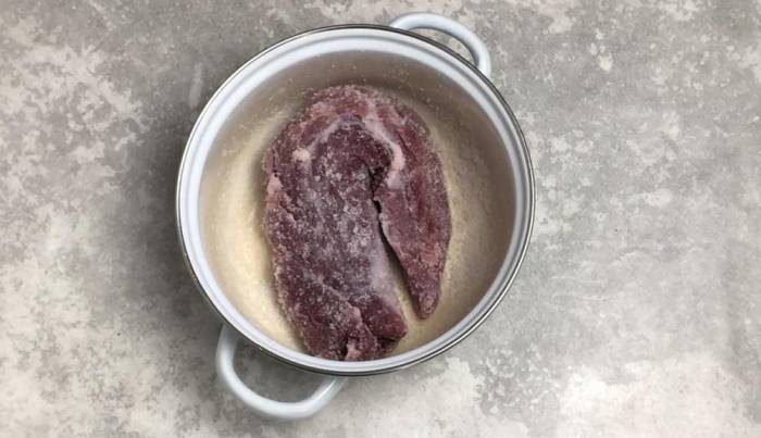 Натирание свинины солью Свинина с солью