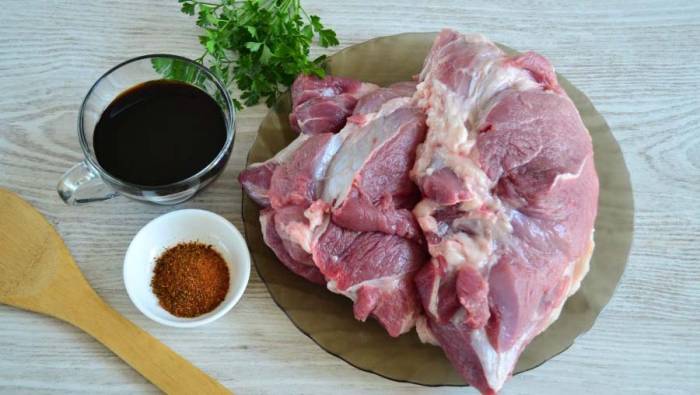 Ингредиенты для приготовления шашлыка в соевом маринаде Свинина, соевый соус и специи