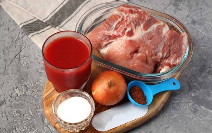 Ингредиенты для приготовления шашлыка из свинины Свинина, томатная паста и лук