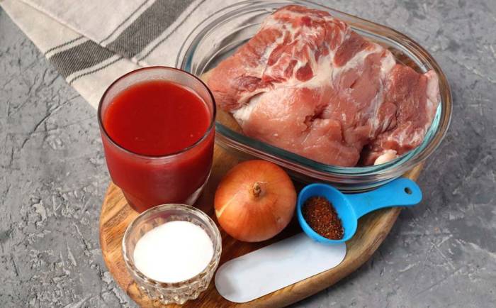 Ингредиенты для приготовления свиного шашлыка в томатном соке Свинина, томатный сок, лук и специи