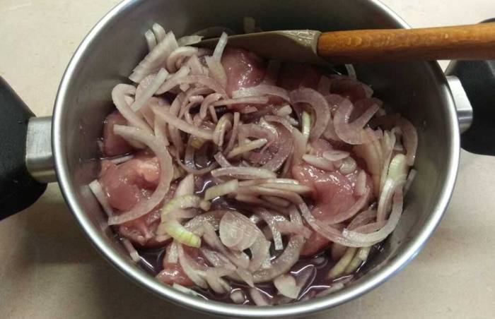 Маринование свинины в красном вине Свинина в вине с луком