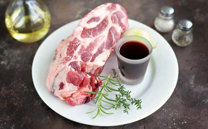 Ингредиенты для приготовления шашлыка из свинины в винном маринаде Свинина, вино, лук