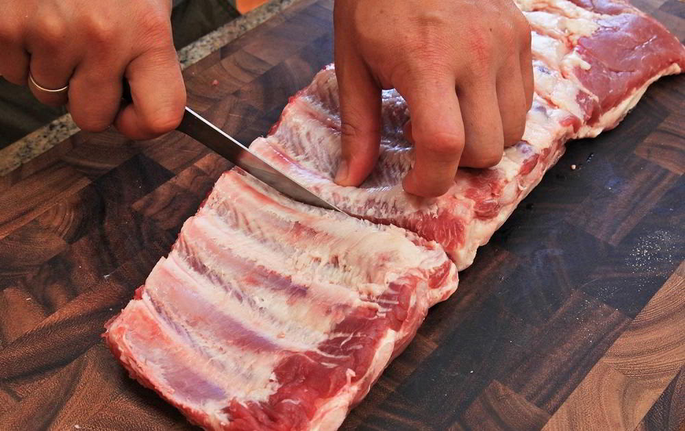 Разрезание свиных рёбрышек на кусочки Свиные рёбра кусочками