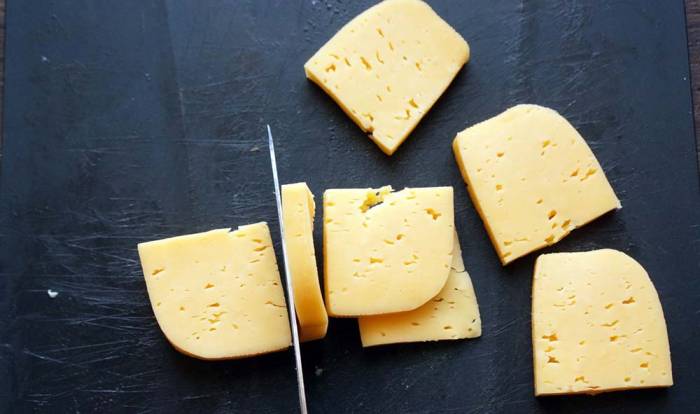 Нарезание сыра на небольшие кусочки Сыр для грибов