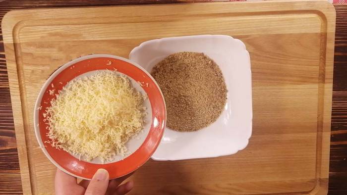 Смешивание сыра и панировочных сухарей Сыр и сухари