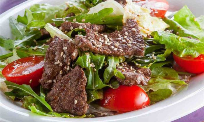 Тёплый салат с мясом и зеленью Тёплый салат с шашлыком