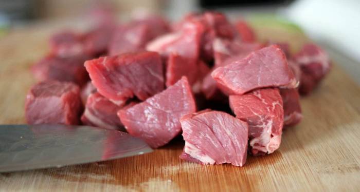 Нарезание телятины кусочками Телятина для рассольника
