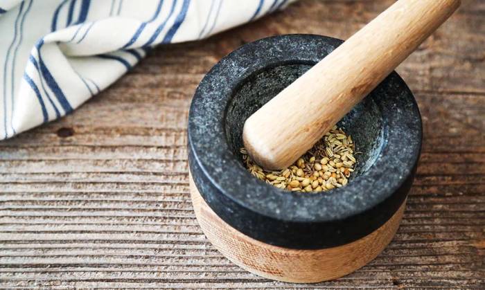 Измельчение кориандра с тмином в ступке Тмин с кориандром