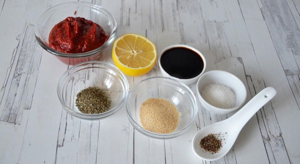 Ингредиенты для приготовления маринада Томатная паста, соевый соус, лимон и специи