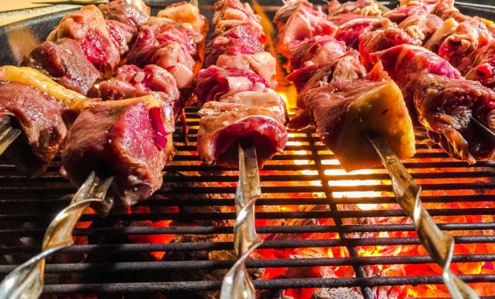 Приготовление шашлыка по-карски на углях Турецкий шашлык на углях