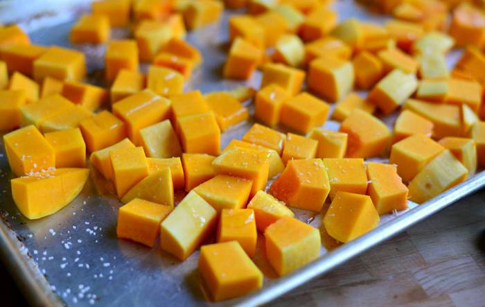 Нарезанная кубиками тыква на противне Тыква на противне