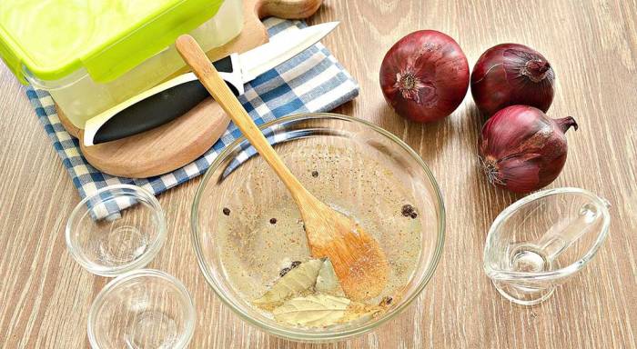 Приготовление классического маринада с уксусом Уксус, лук и специи для курицы