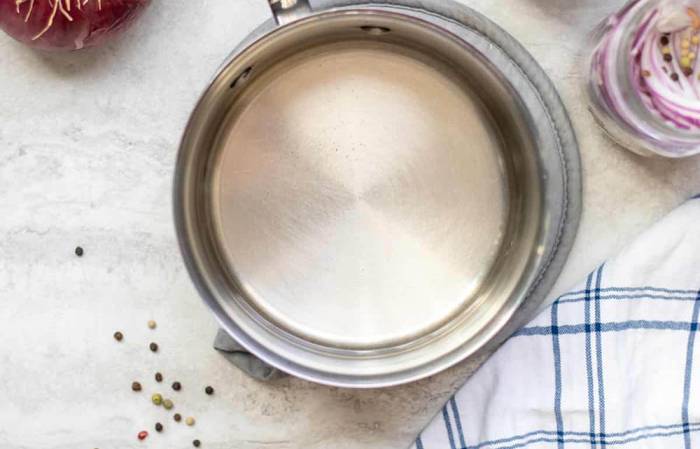 Кипячение уксуса со специями Уксус со специями