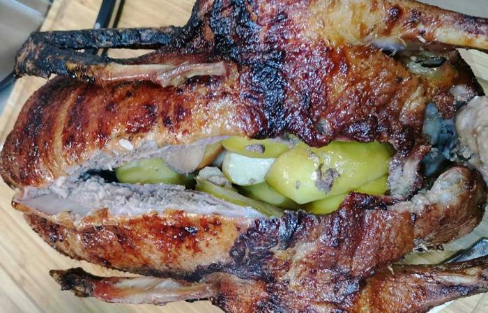 Фаршированная яблоками утка, приготовленная на мангале Утка с яблоками