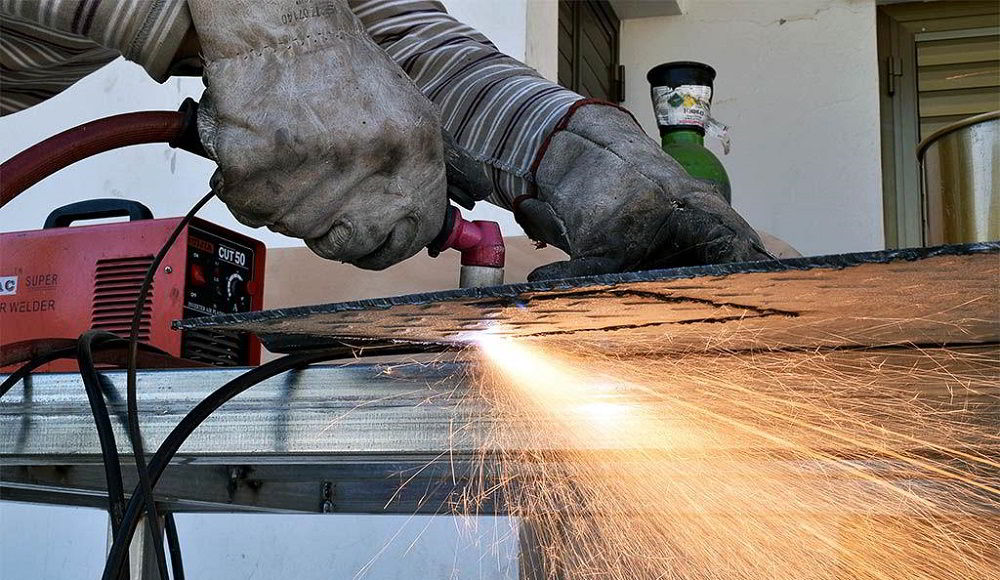 Вырезание из металлического листа дна короба Вырезание основания короба