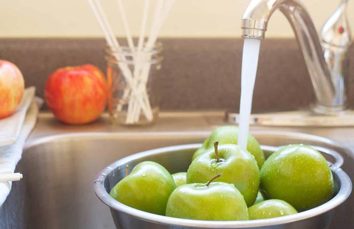 Промывание фруктов под проточной водой Яблоки и вода