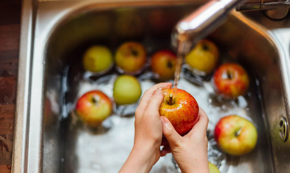 Мытьё яблок для сушки Яблоки и вода