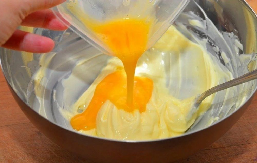 Добавление яйца в картофельное пюре Яйцо и картофель